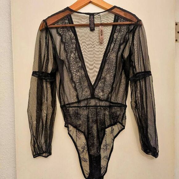 NWT Victoria's Secret Extremely Sexy Lace Bodysuit w/ Plunge Neckline: NYE Date - Picture 8 of 10